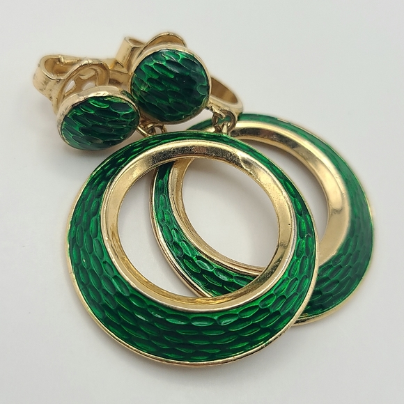 Trifari Jewelry - Crown Trifari L’orient Green Enamel Gold Tone Dangling Clip On Earrings Vtg RARE